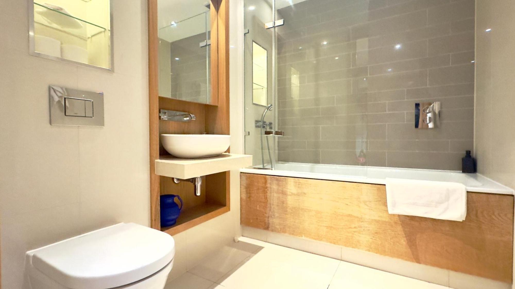 3 Bedroom With 3 Bathrooms Apartment Close To Big Ben By Wild Apartment London
